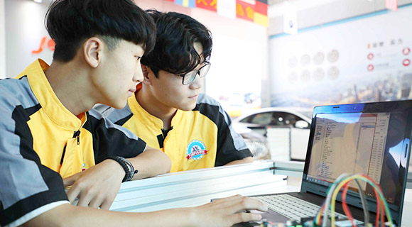 智能網(wǎng)聯(lián)與新能源汽車服務(wù)_鄭州萬(wàn)通汽車學(xué)校