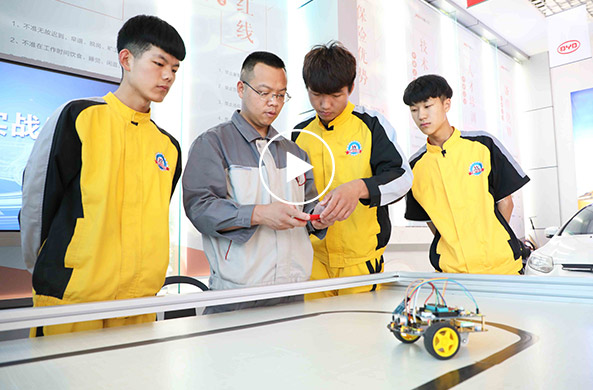 智能網(wǎng)聯(lián)與新能源汽車服務(wù)_鄭州萬(wàn)通汽車學(xué)校