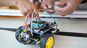 智能網(wǎng)聯(lián)與新能源汽車服務(wù)_鄭州萬(wàn)通汽車學(xué)校