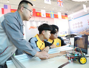 智能網(wǎng)聯(lián)與新能源汽車服務(wù)_鄭州萬(wàn)通汽車學(xué)校