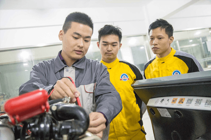 <b>藍領(lǐng)工資高于白領(lǐng)是常態(tài),職業(yè)技能人才更吃香</b>