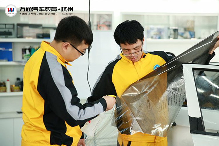 <b>汽車美容具體包括哪些項目?</b>