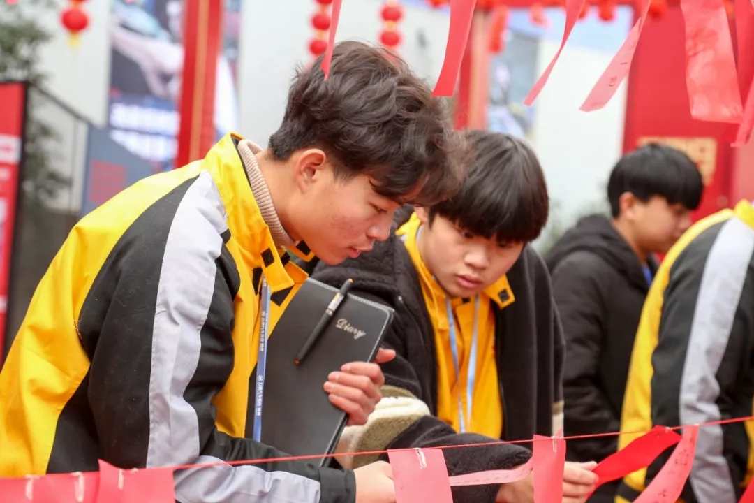 鬧元宵、猜燈謎，萬通學(xué)子歡樂多