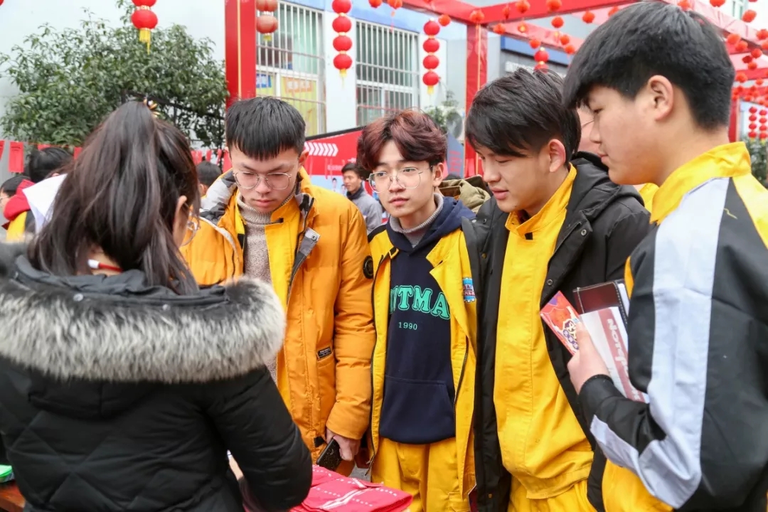 鬧元宵、猜燈謎，萬通學(xué)子歡樂多