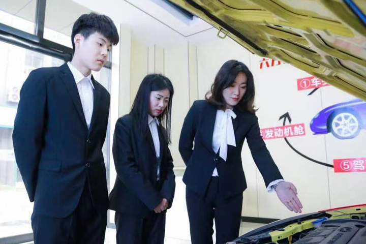 <b>學(xué)汽車營銷與電子商務(wù)專</b>