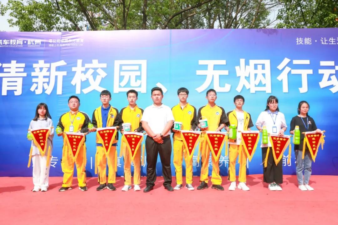 <b>恰同學少年,風華正茂| 杭州萬通升旗儀式暨頒獎</b>