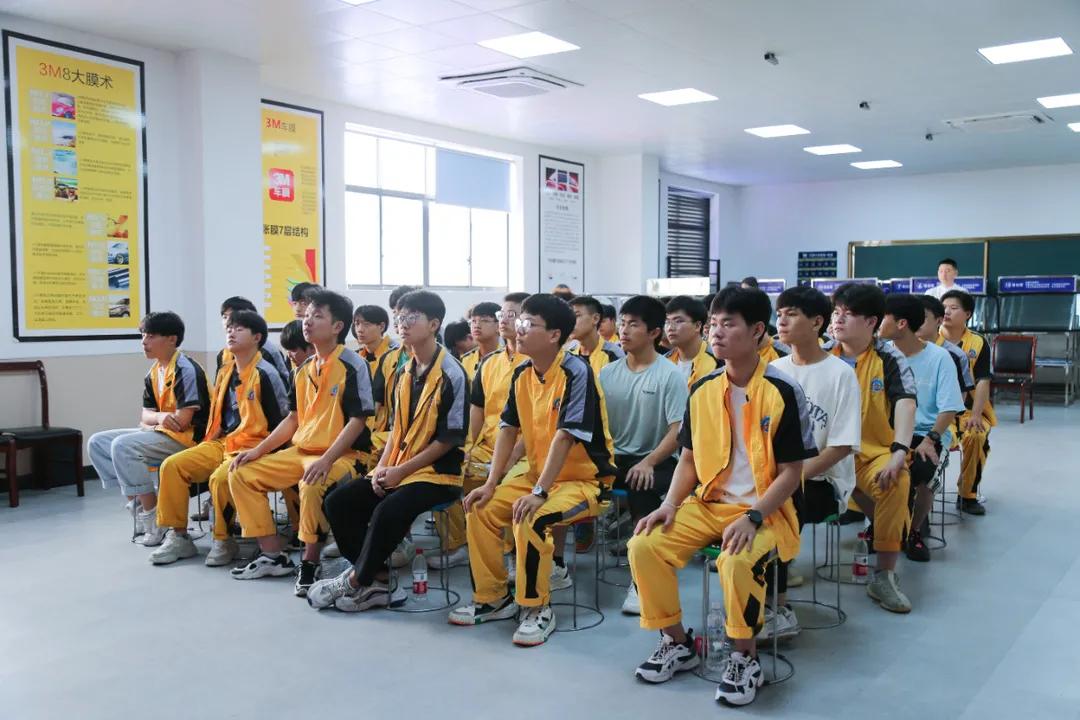 <b>大咖來啦！企業總監進校宣講助力萬通學子成長</b>