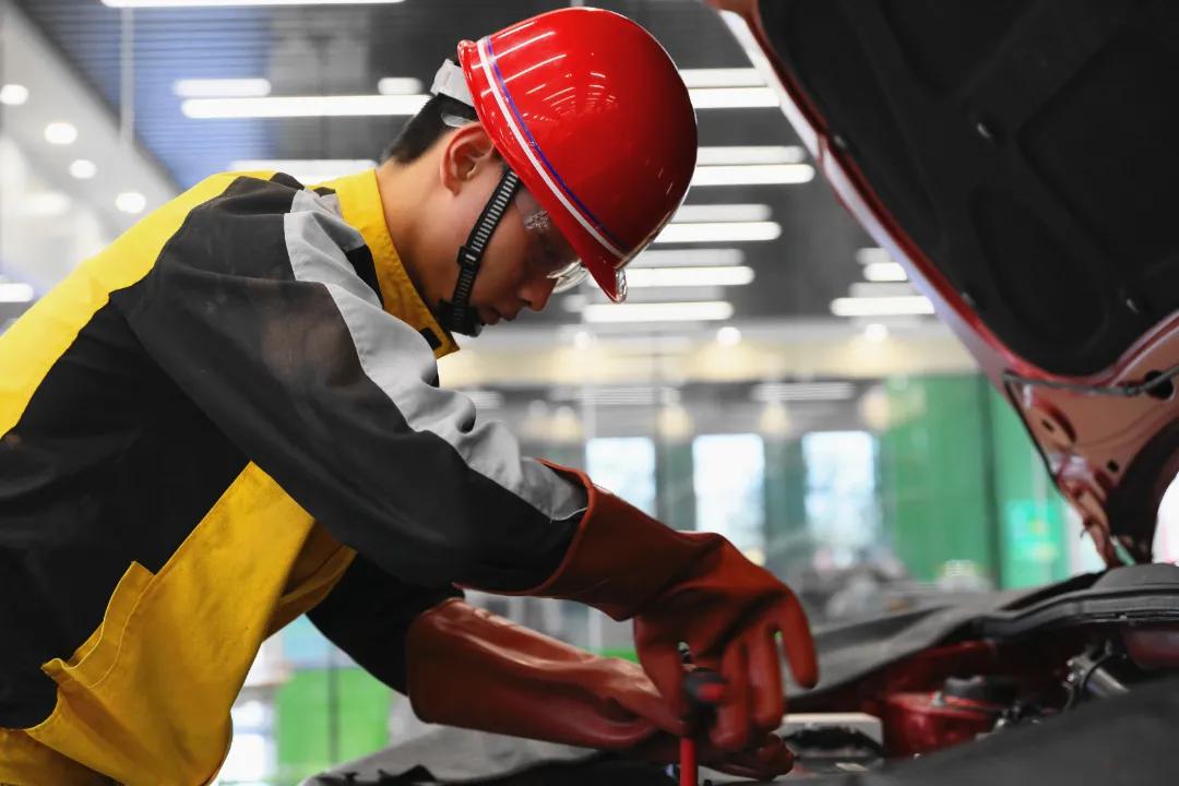 <b>熱點新聞：職校學生未畢業(yè)就被搶空！學生人手</b>